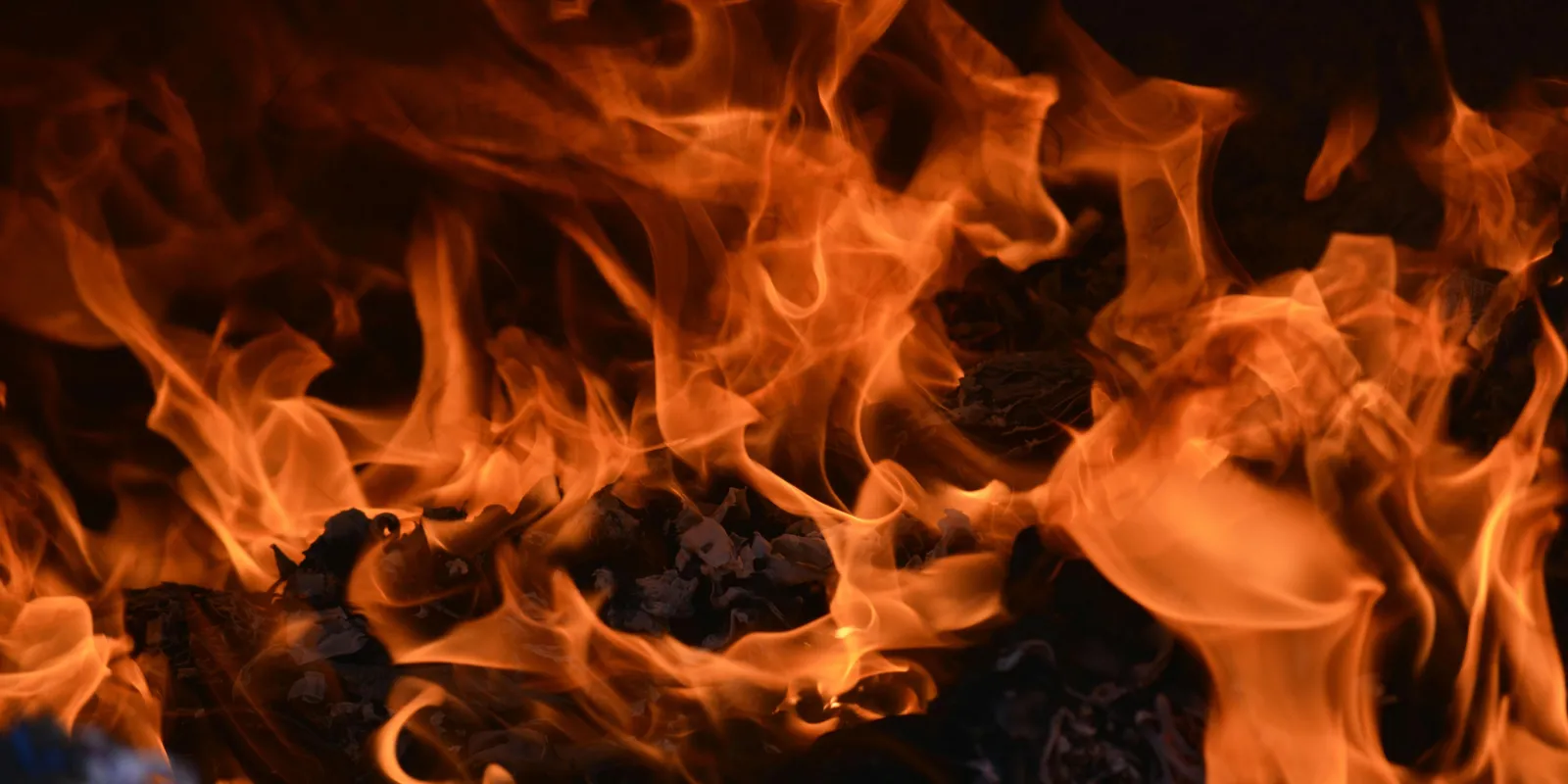 Most jött: felcsaptak a lángok a Vénusz utcában