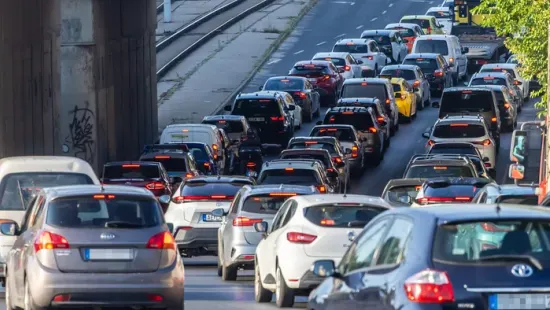 KRESZ-változás 2026: Véget ér a kamionos trükközés, és jön a tisztánlátás a jogosítványok körül