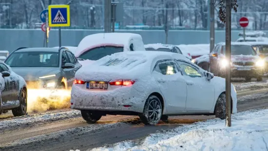 Vastag hótakaró alatt az ország,  500 hókotró az utakon