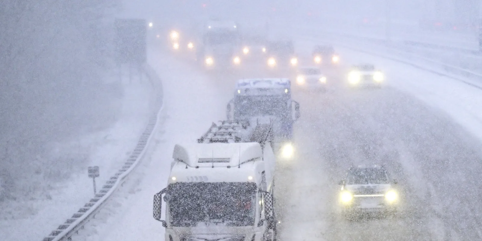 Európát lebénította a havazás, itthon folyamatos a takarítás