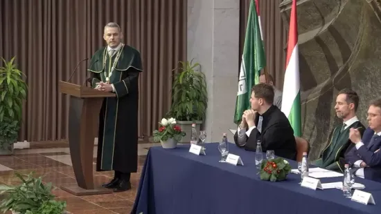 Száműzték az uniós zászlót: magyar lobogó van már helyette a MATE-n