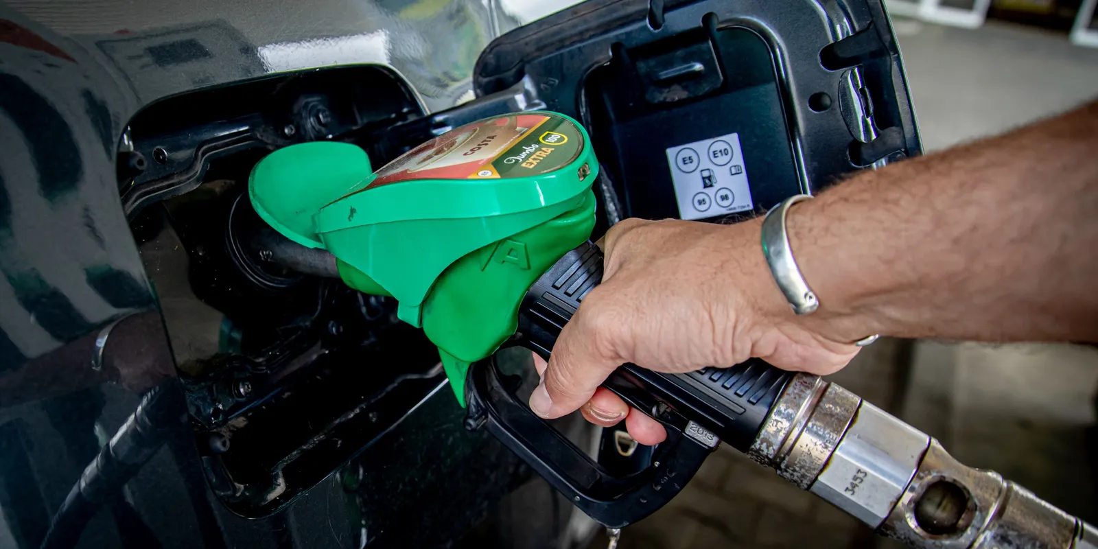 Végre jó hírt kaptak az autósok, csökken az üzemanyag ára