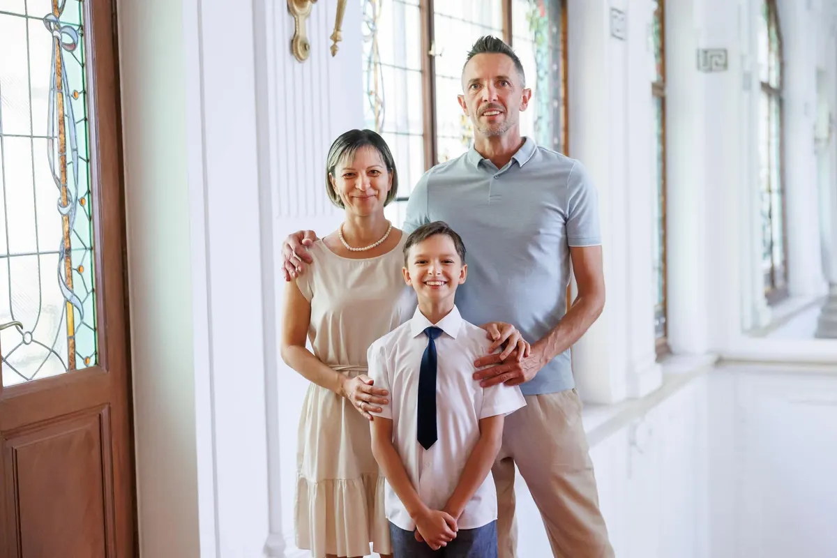 Szülei néha meglátogatják őt Londonban