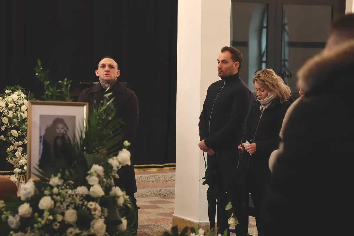 Jákli Mónika temetése: Gyermekének apja megtörten áll egykori szerelme mellett. (Fotó: Szabolcs László)