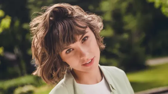 Újra hódít a pillangó bob: ez a frizura éveket fiatalít rajtad