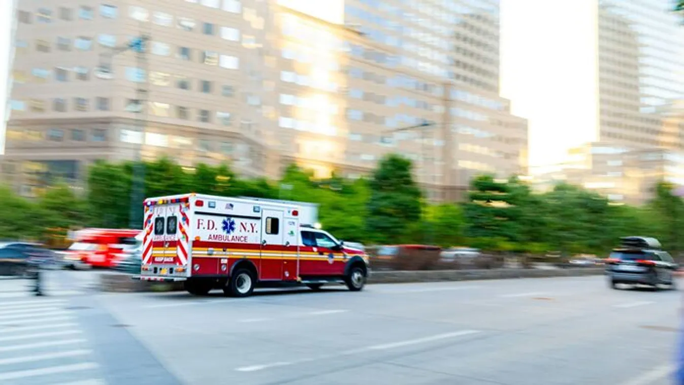 Mentőautóból esett ki egy kislány az autópályán