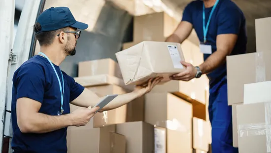 Egy futár menekítette ki a 101 éves nőt az égő házból - Videó