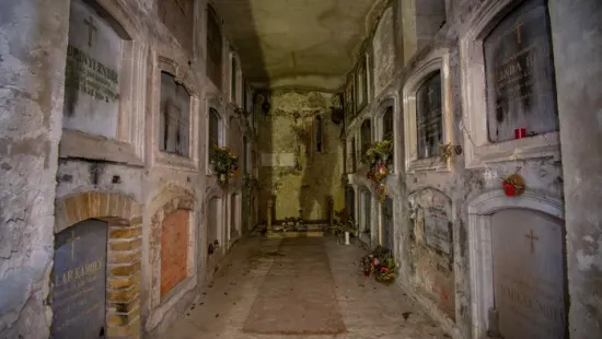 Megsárgult koszorúk és elégett gyertyák: hátborzongató titkokat rejt a felfedezett kápolna