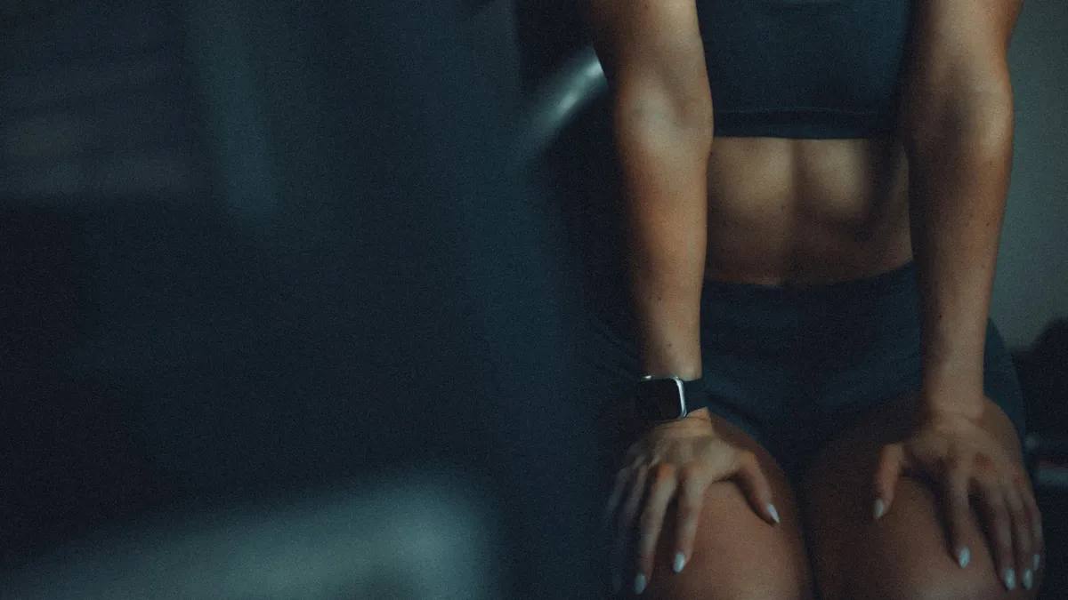 Palackba zárt izzadtságát árusítja a szexi bombázó