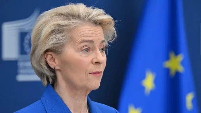 Beperelték! Ursula von der Leyen a fegyverlobbi zsebében