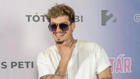 Marics Peti nem akárkivel hagyta el az országot