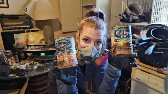 „Még az ágyneműjét is ellepte a kosz” – az extrém takarító vitte kórházba a rosszul lett nyugdíjas férfit