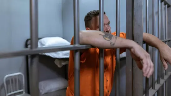 A gyászoló anyát kísérti lánya gyilkosa, szórakozik vele