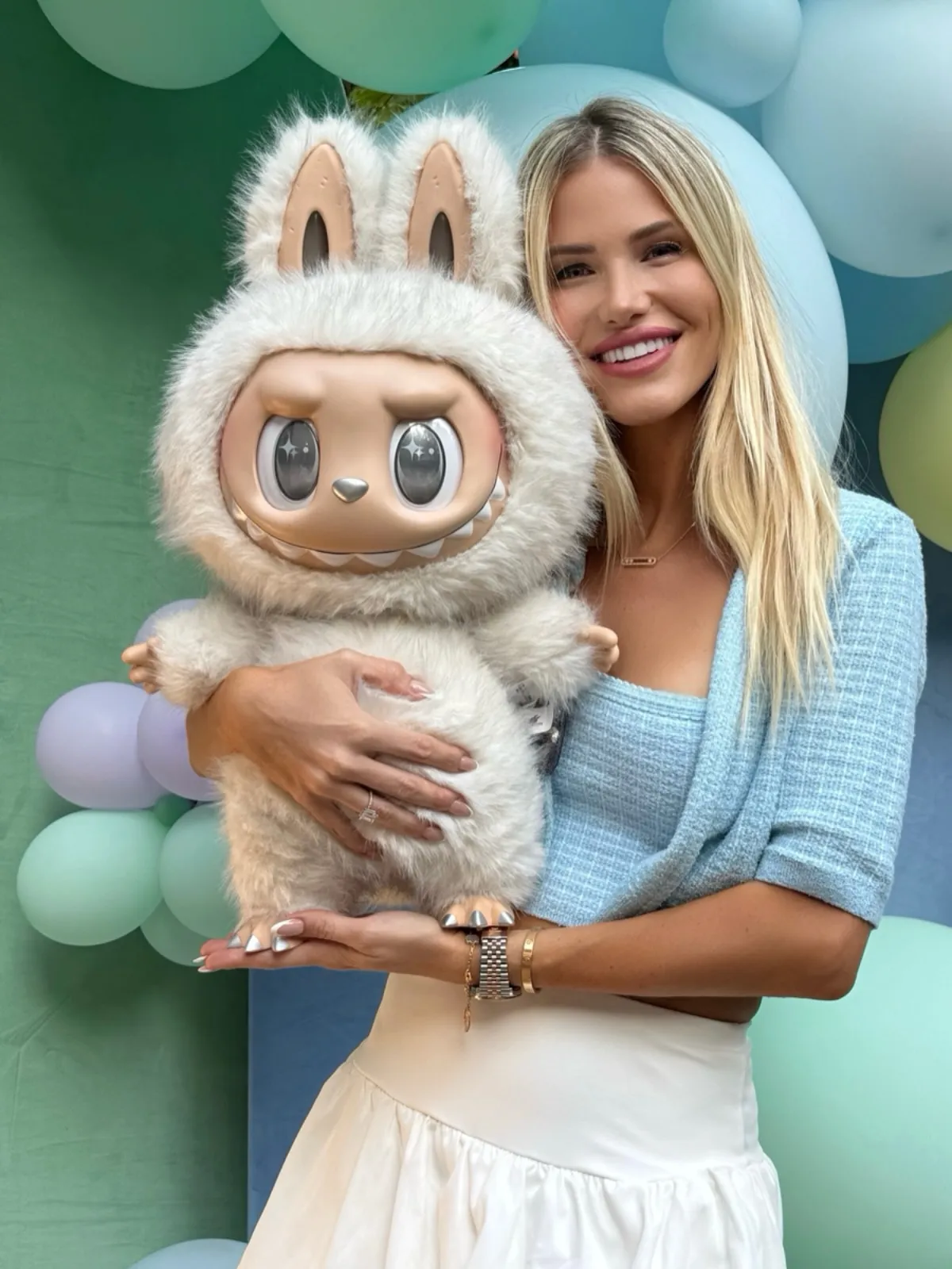 Vasvári Vivi egy Labubuval