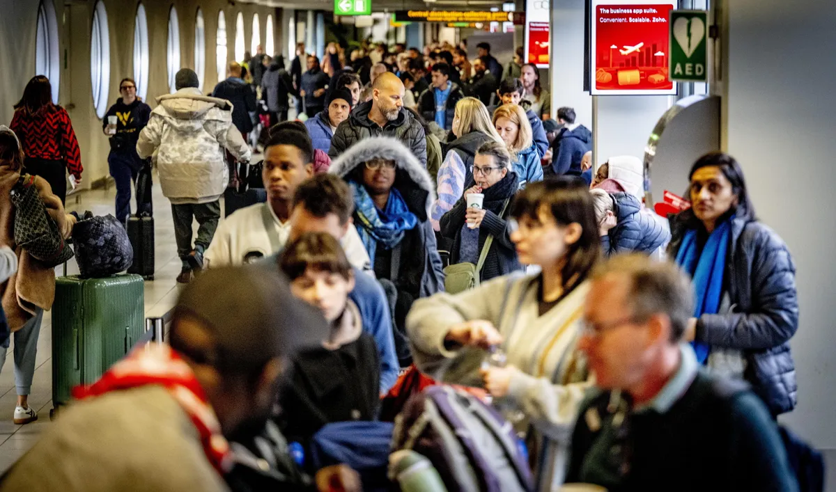 Schiphol, 2026. január 6.
Utasok az amszterdami Schiphol nemzetközi repülőtéren 2026. január 6-án, amikor a légikikötő több mint 450 járatot törölt a kedvezőtlen időjárás miatt. Az amszterdami repülőtér az erős havazás és a jegesedés miatt már a harmadik egymást követő napon kényszerül a légiforgalom korlátozására.
MTI/EPA/ANP/Robin Utrecht