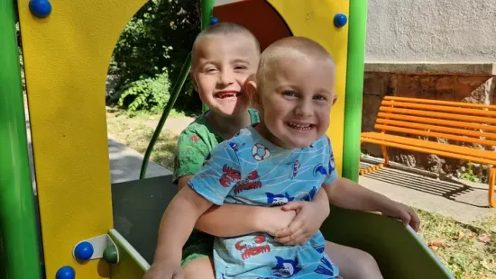 "Arról álmodtam, hogy nekik jobb gyerekkoruk legyen, mint nekem volt" - két kisfiún segített a gyógyíthatatlan beteg Dávid