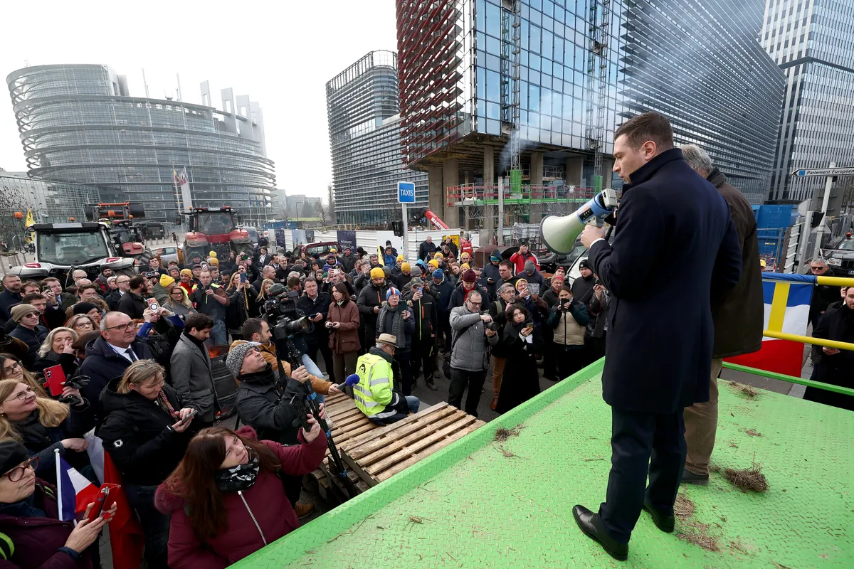 Az Európai Parlament épülete előtt is a tiltakoznak a gazdák.