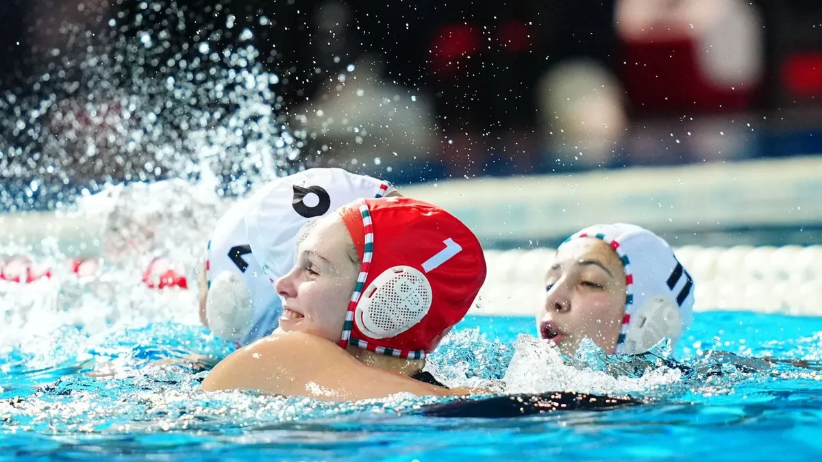 Neszmély Boglárka (piros sapkában) kiválóan védett a spanyolok elleni a vízilabda-Eb első meccsén