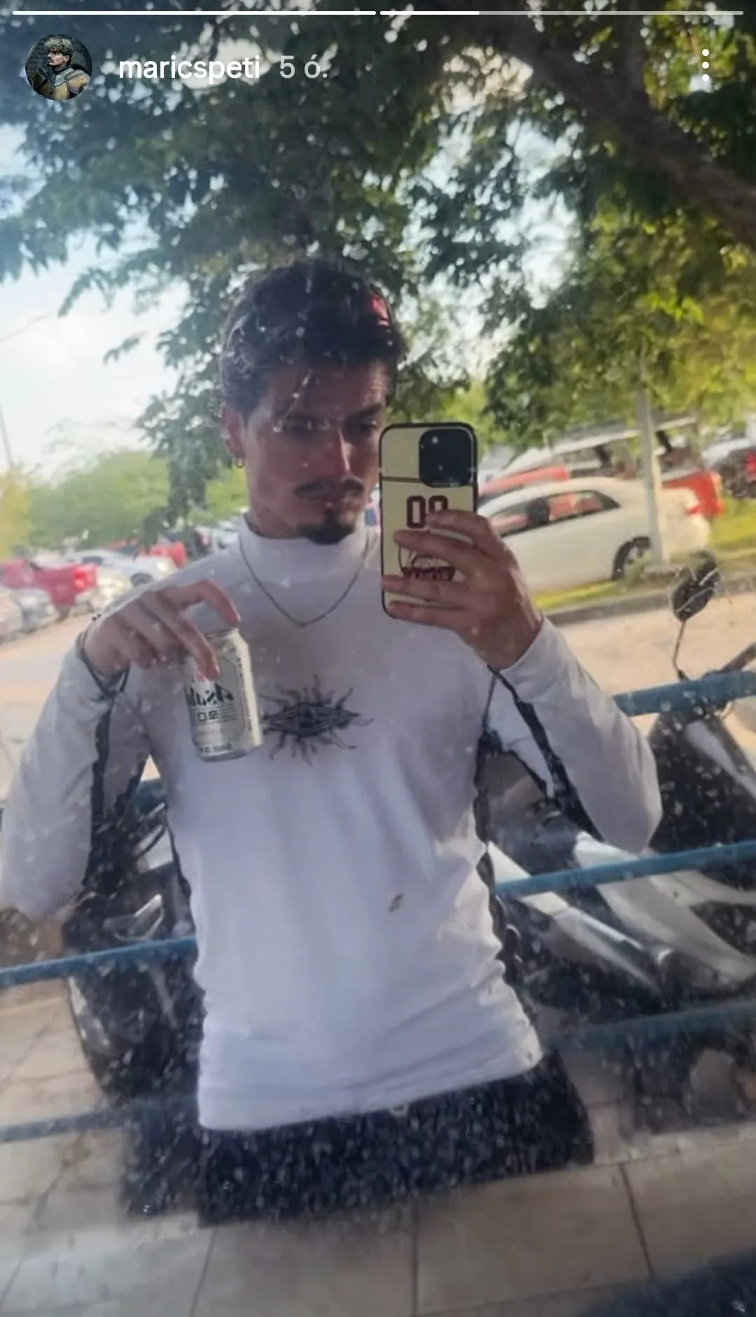 Marics Peti UV pólóban vészeli át a hőséget, amíg itthon havazik