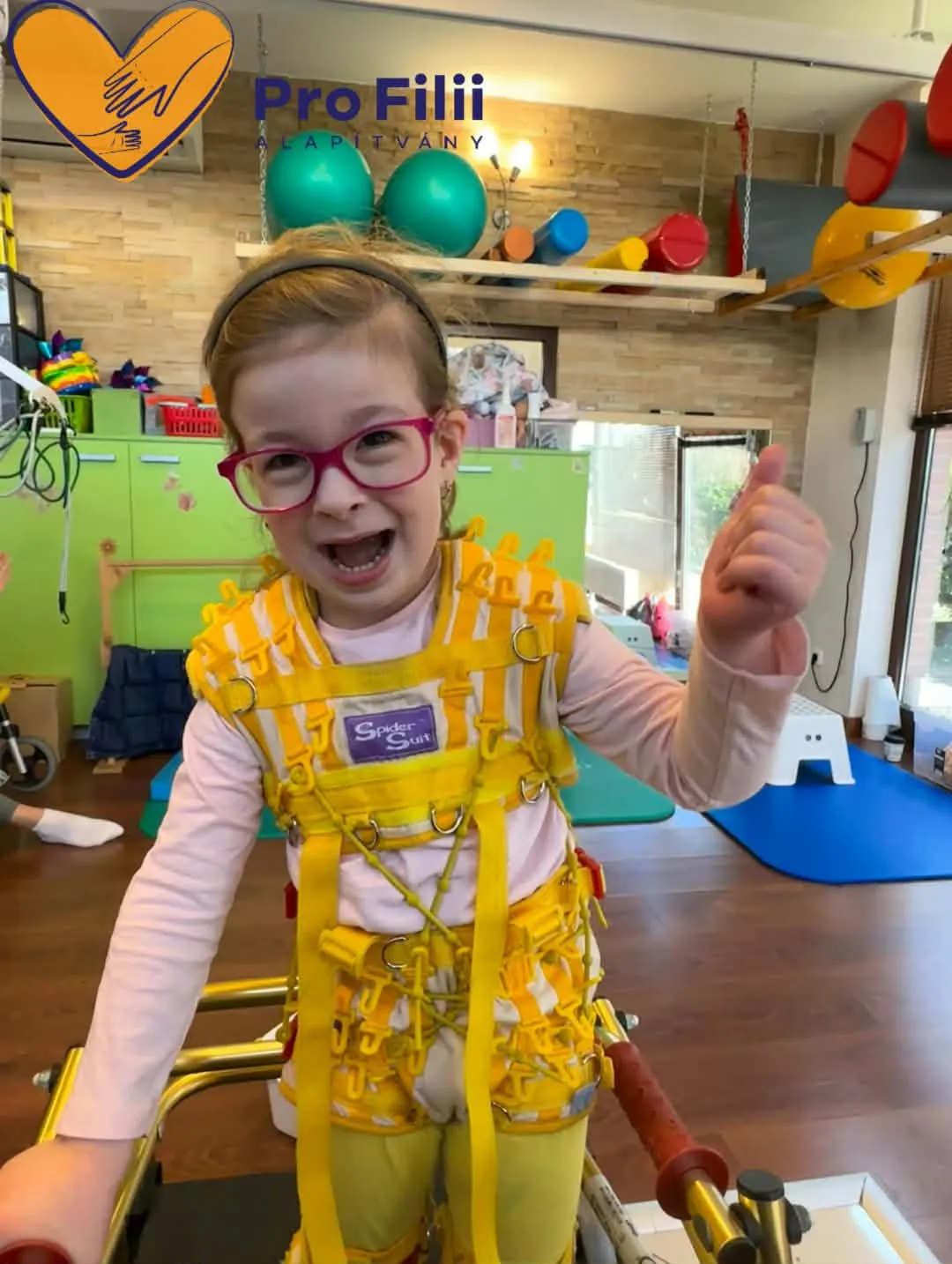 Sári most 5 éves, egy ritka genetikai elváltozással született. Magyarországon ő az egyetlen ismert beteg.