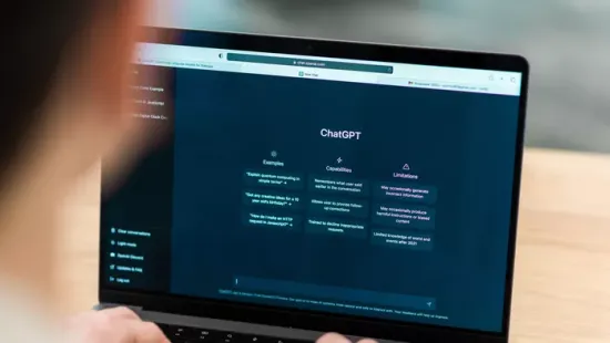 Kirúgtak egy profi futballedzőt, miután a ChatGPT döntött helyette a tét meccseken