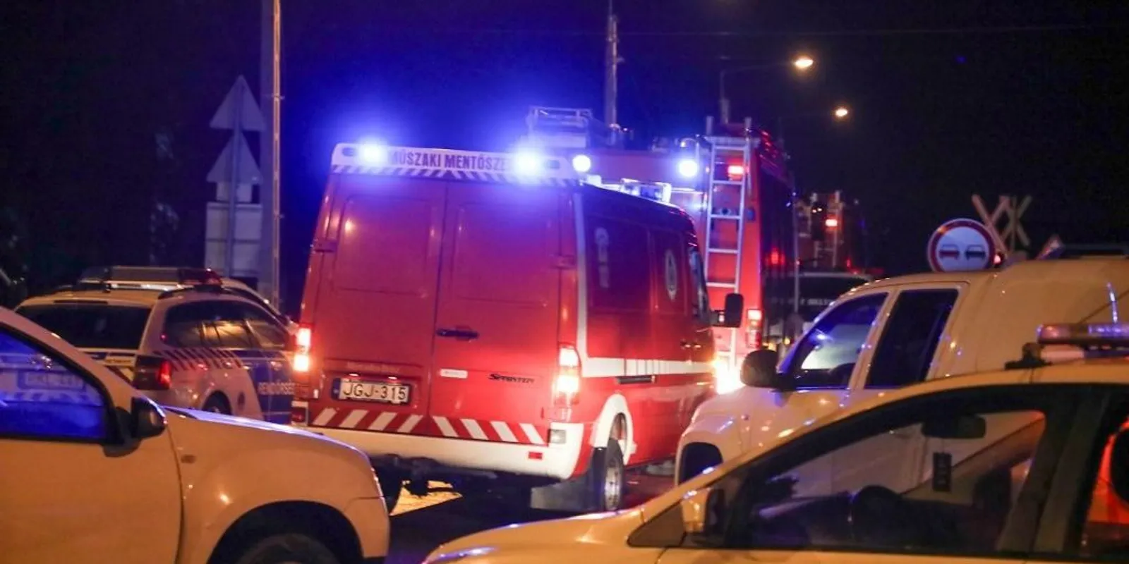 Autó és vonat ütközött: egy 10 éves gyerek is életét vesztette