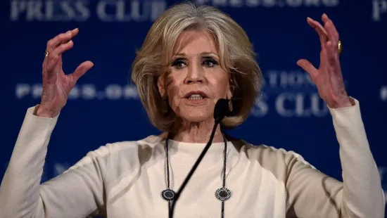 Mi történt Jane Fondával? Kerekesszékben kapták lencsevégre a repülőtéren