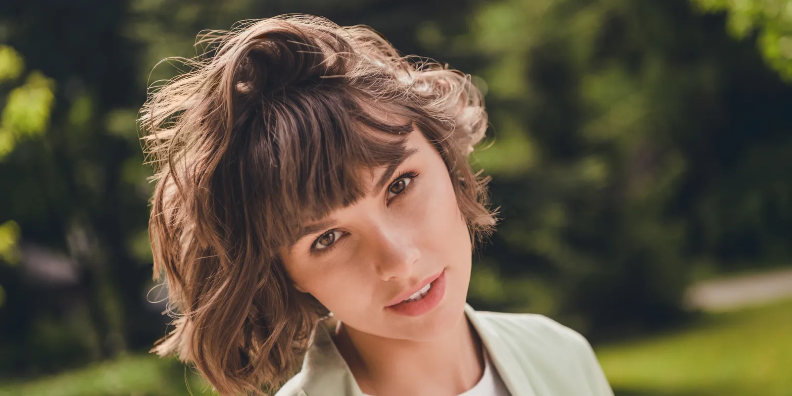 Újra hódít a pillangó bob: ez a frizura éveket fiatalít