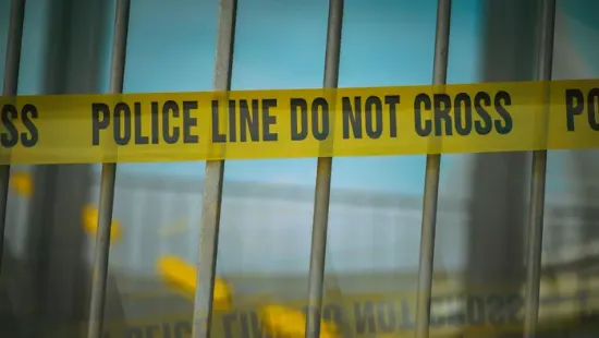 Hidegvérű gyilkosság: arcon ütötte, majd fóliával tekerte be édesanyja arcát