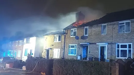 60 tűzoltót küldtek a helyszínre, miután a lángok az égig vertek Londonban