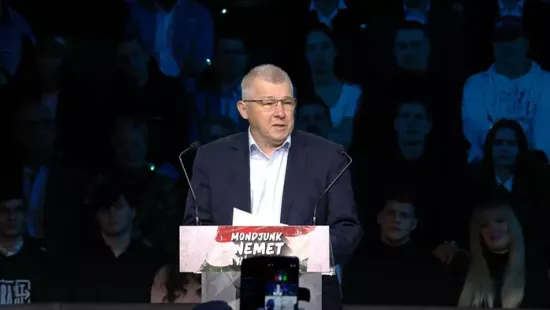 Szabó Zsolt a hatvani Háborúellenes Gyűlésen: csak a kézzel fogható fejlesztések visznek előre!