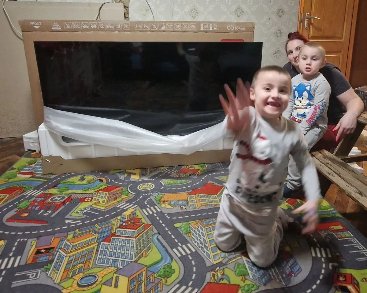 Csorba Dávid egy Duchenne-es testvérpárnak okozott hatalmas örömöt, a közössége segítségével vásárolt nekik egy tévét