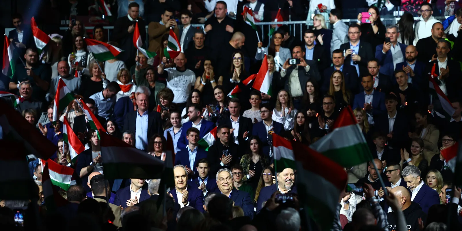 Különleges képekkel jelentkezett a Orbán Viktor a Háborúellenes Gyűlésről