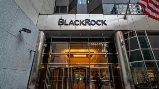 Miért jelent meg a Blackrock három embere Magyar Péter körül?