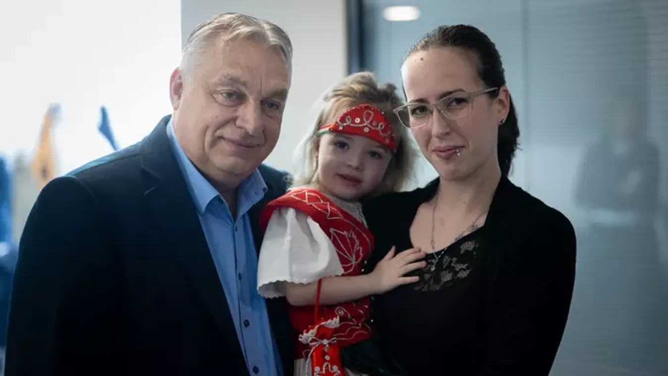 25 év után újra találkozott Orbán Viktorral, most már kislányával a kezében