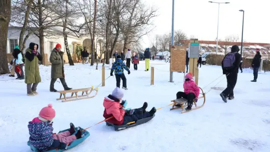 Lehullott a hó, de elfogyott a tél slágere: szánkóhiány van, a szülők mindent megpróbálnak