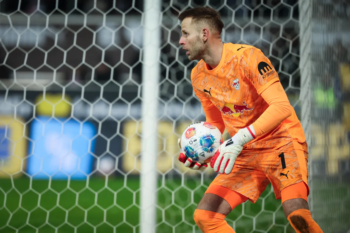 Gulácsi Péter a 93. percben kapott büntetőgólt a St. Paulitól, ezzel veszített fontos pontokat a BL-szereplésért küzdő RB Leipzig