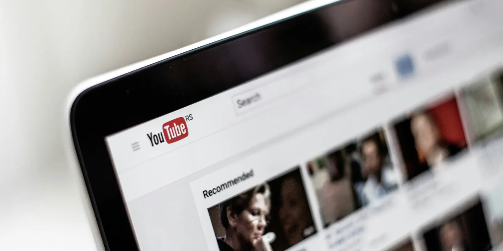 Saját otthonában találták meg elhunyt a közkedvelt Youtuber