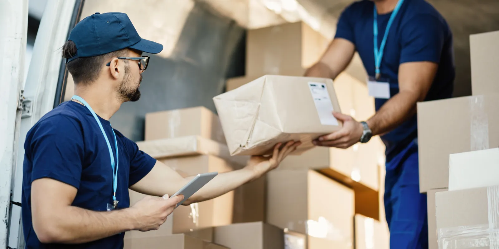 Egy futár menekítette ki a 101 éves nőt az égő házból