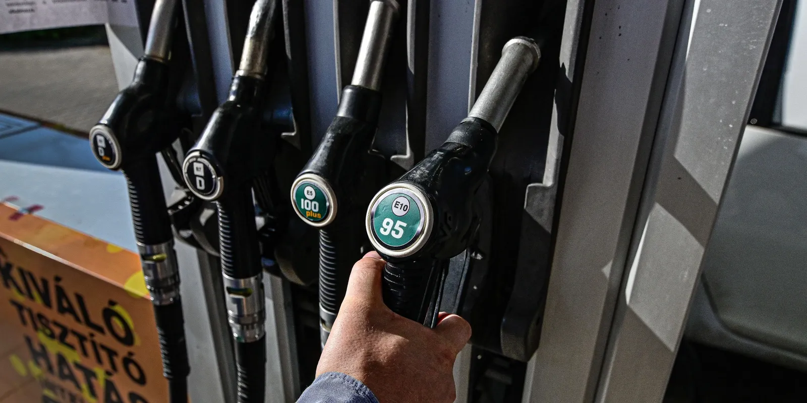 Kiderült, hogy változik az üzemanyag ára