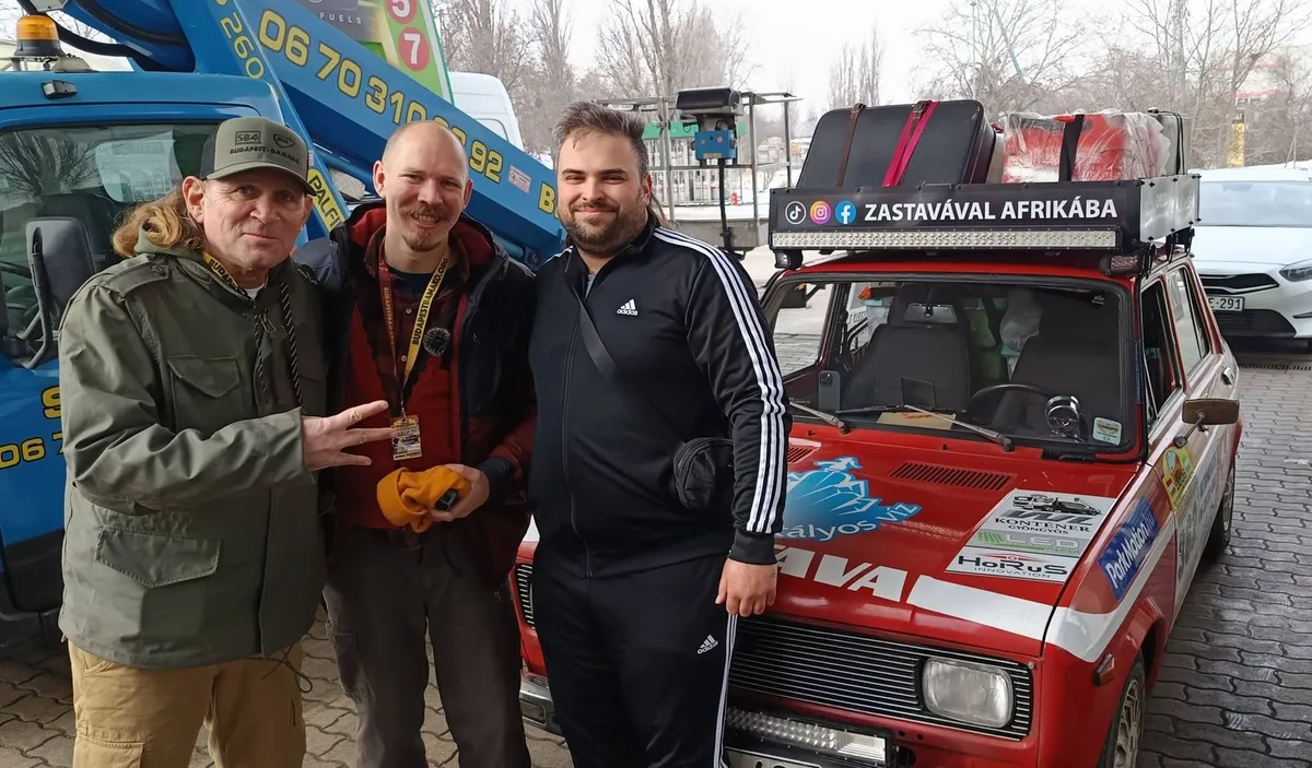 Elrajtolt a mezőny Afrikába. Hatalmas népszerűségnek örvend a Zastava, és a két bátor utasa