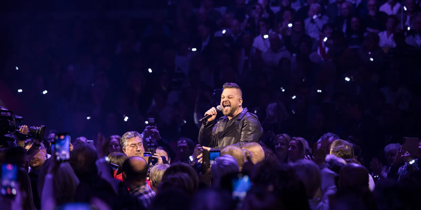 Gudics Máté parádés produkcióval tarolt a Háborúellenes Gyűlés színpadán