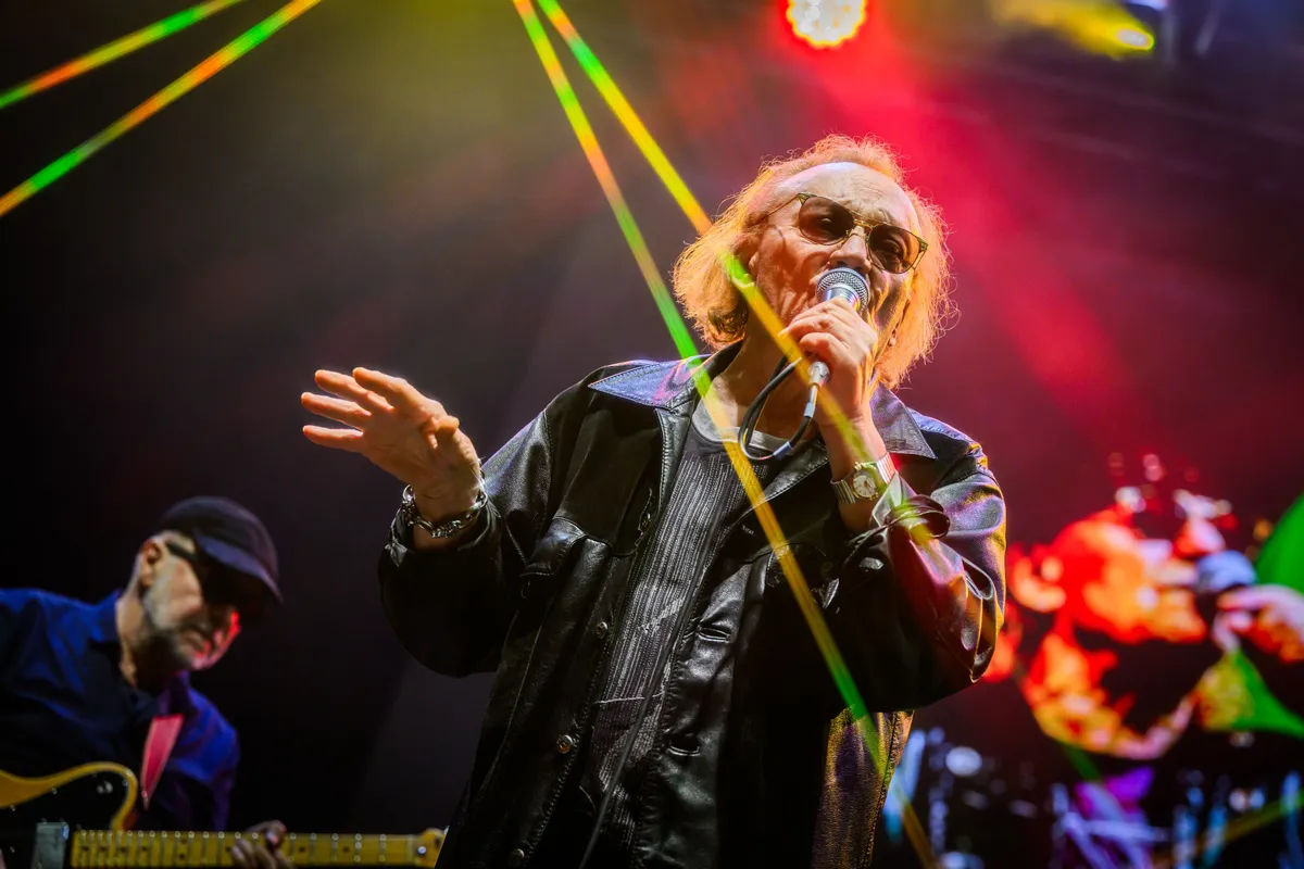 Charlie hiányolja a szép melódiákat 