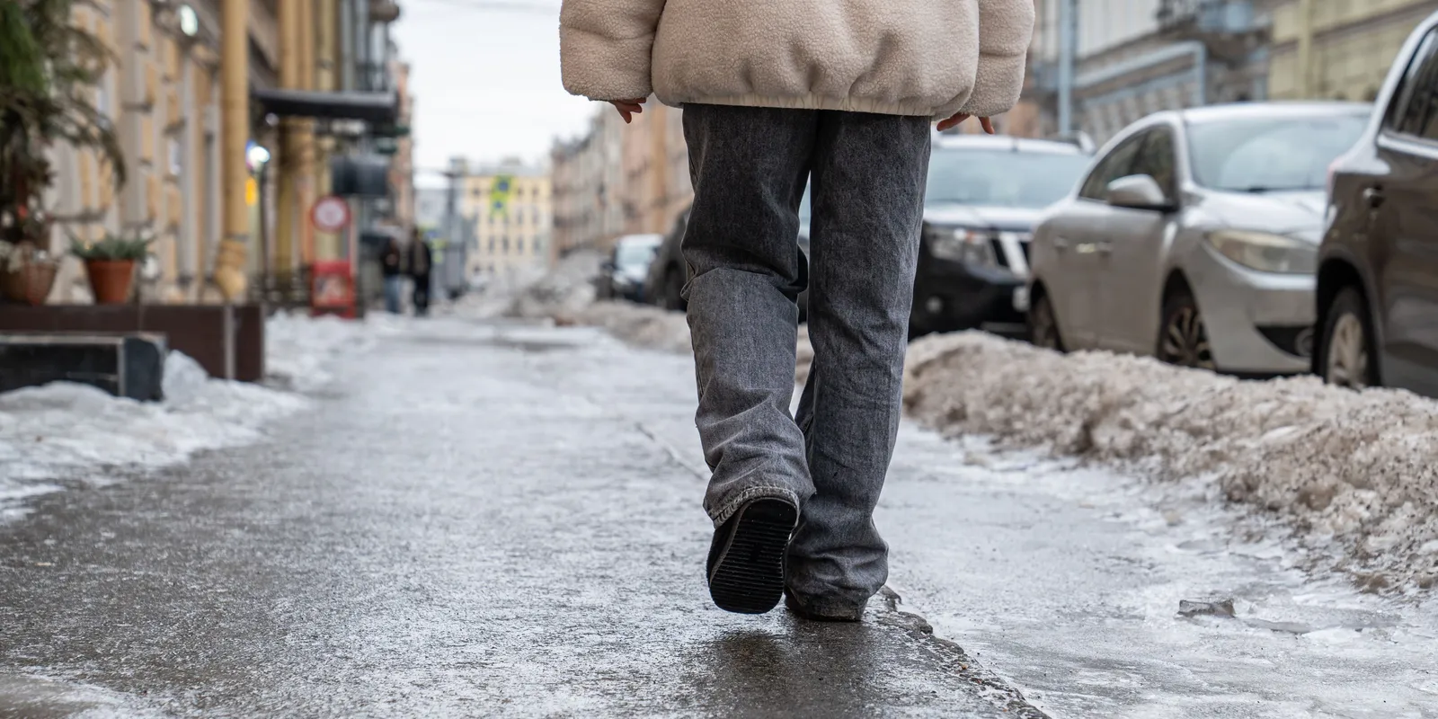 Nem só és nem hamu: így tudod  csúszásmentesíteni a járdát