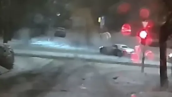 Őrültek az utakon: autó mögé kötve síeltek Szegeden!