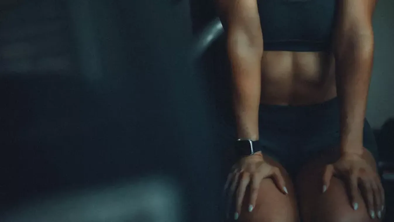 Palackba zárt izzadságát árusítja a szexi bombázó