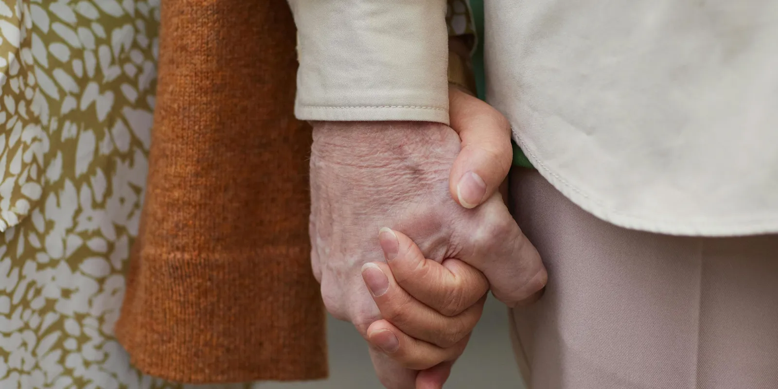 A 22 éves nő 60 éves középiskolai tanárához ment feleségül