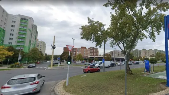 „Lehet, hogy valami földönkívüli tojás” – Elszabadult egy furcsa tárgy a parkolóban, megviccelte a nagymamát