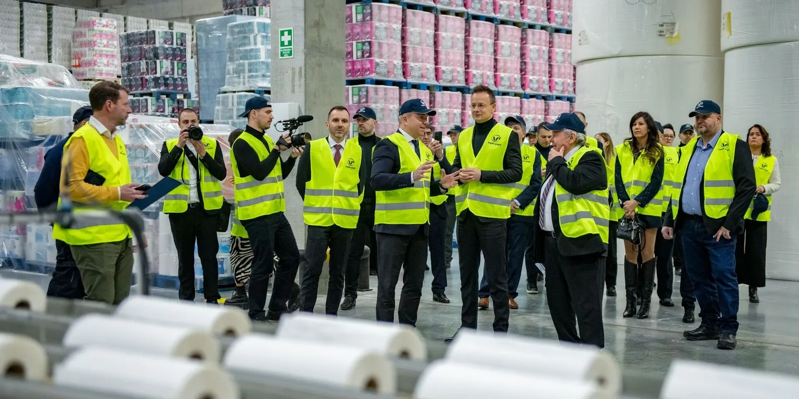 Gigaberuházás Dunaföldváron: Robotok és új munkahelyek a magyar papírkirálynál!