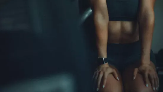 Palackba zárt izzadtságát árusítja a szexi bombázó